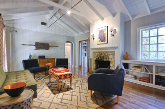 5105 Morella Ave in Valley Village, CA - Building Photo - Building Photo