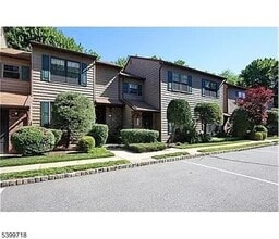 5 Pheasant Run in Edison, NJ - Building Photo - Building Photo