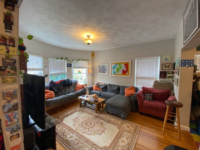 1433 Cambridge St, Unit 1 in Cambridge, MA - Foto de edificio - Building Photo