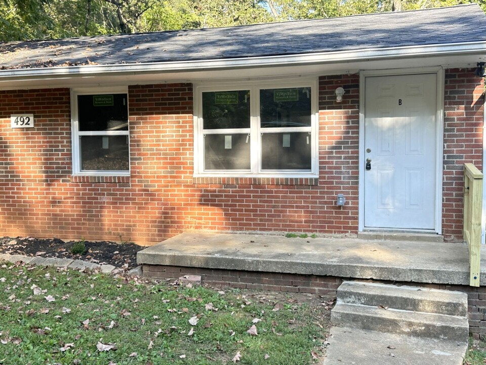 492 Oak St in Clarksville, TN - Foto de edificio