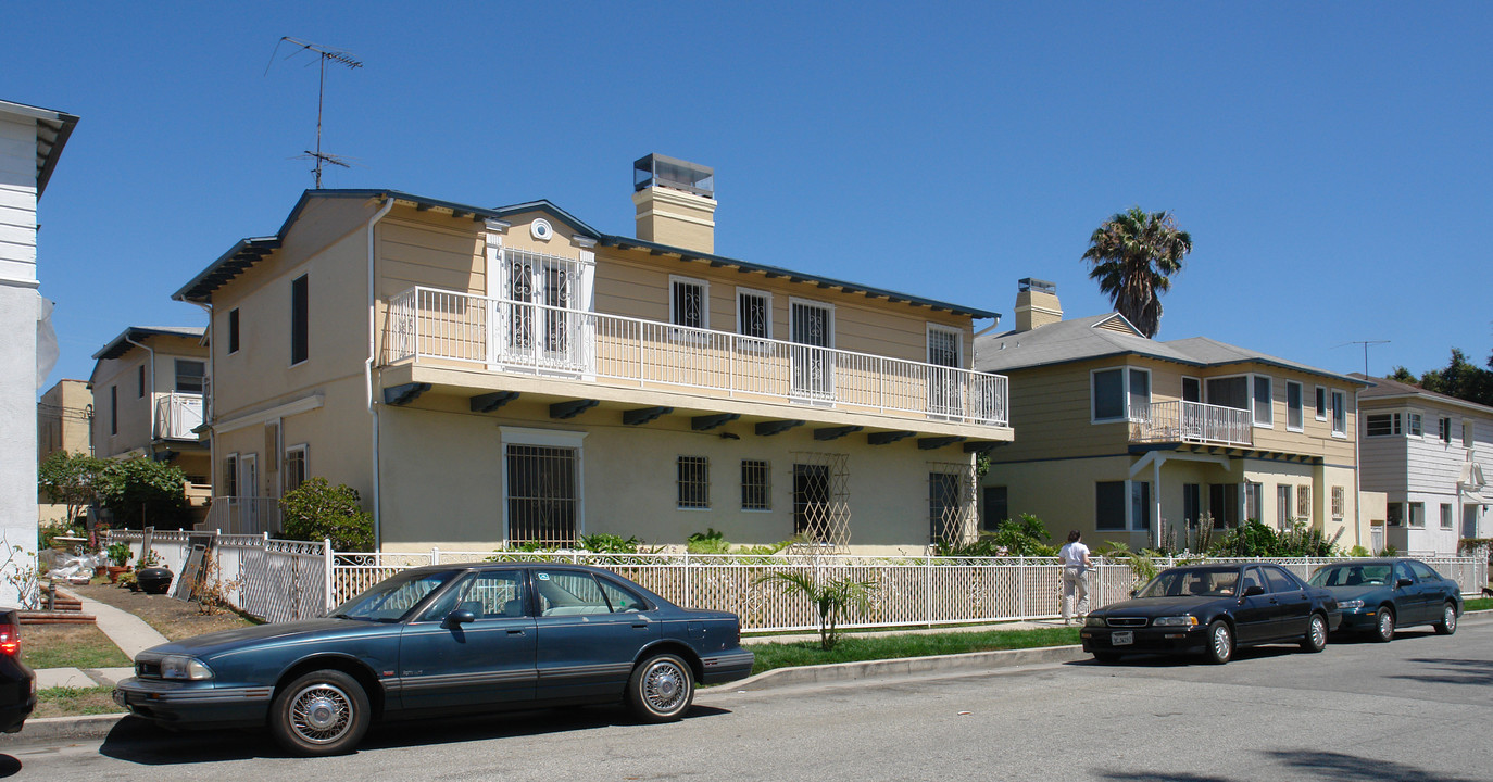 118-124 N Flores St in Los Angeles, CA - Building Photo