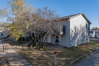 Village South Apartments in Oklahoma City, OK - Foto de edificio - Building Photo