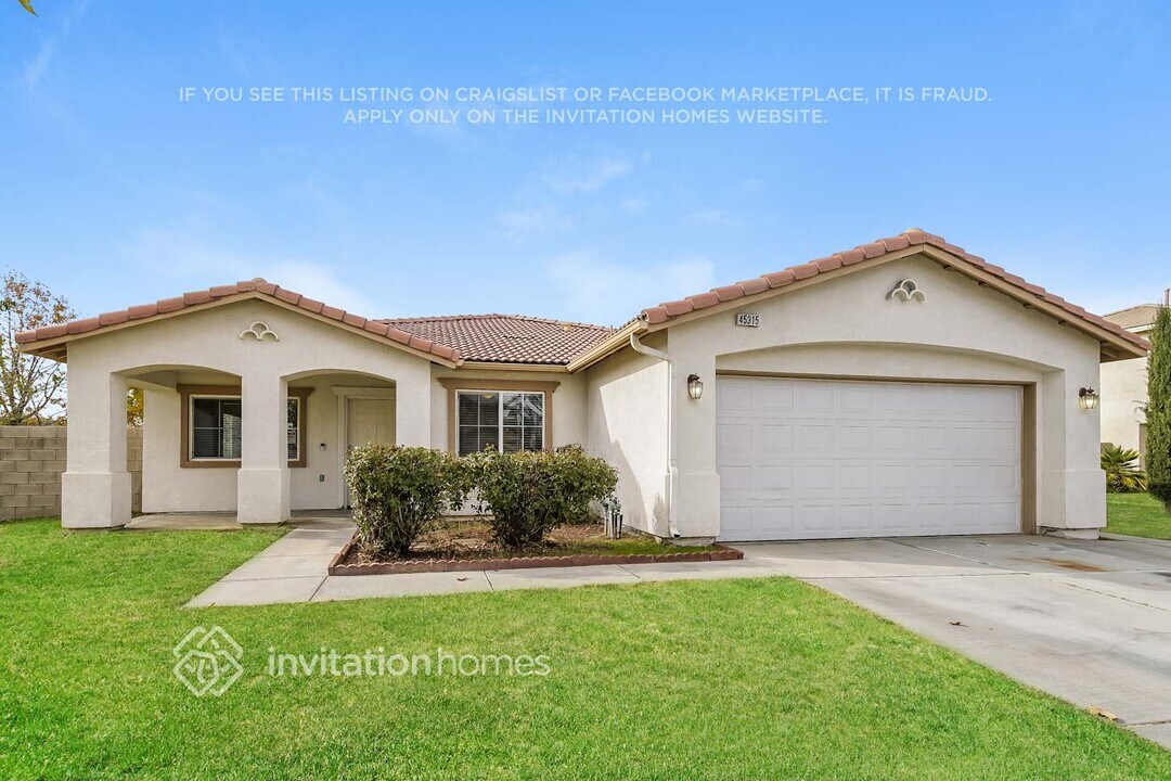 45315 Stadium Ln in Lancaster, CA - Foto de edificio