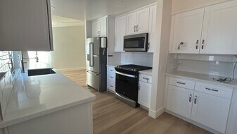 7795 Canyon Point Ln in San Diego, CA - Building Photo