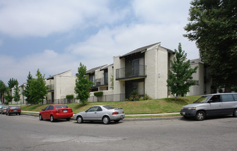 International Village Apartments in Canoga Park, CA - Building Photo - Building Photo