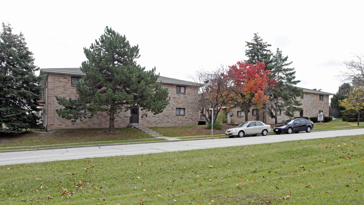 River Heights Apartments in West Allis, WI - Building Photo