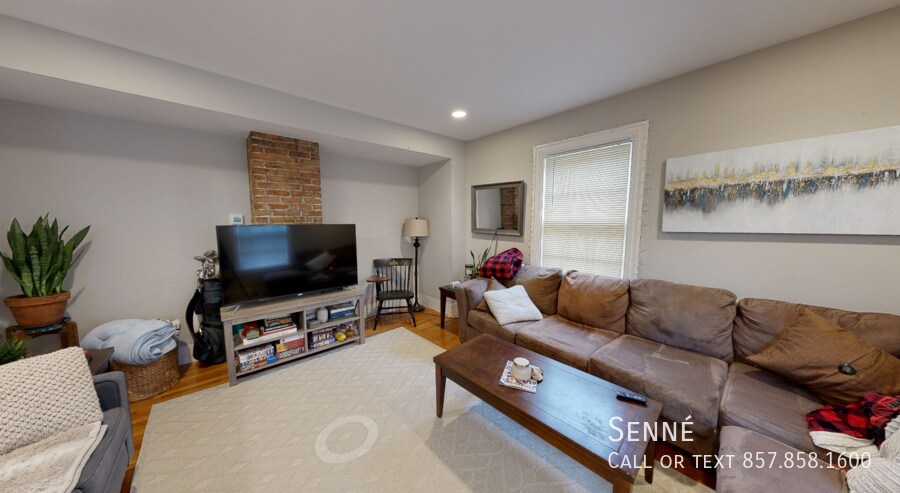 14R Mt Auburn St in Cambridge, MA - Building Photo