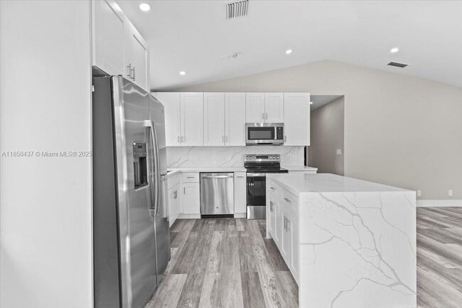 6120 SW 63rd St in South Miami, FL - Building Photo - Building Photo