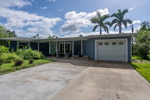 3140 Bay Shore Rd in Sarasota, FL - Building Photo