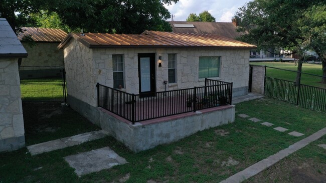 1116 Lakeshore Dr, Unit Cottage in Canyon Lake, TX - Building Photo - Building Photo