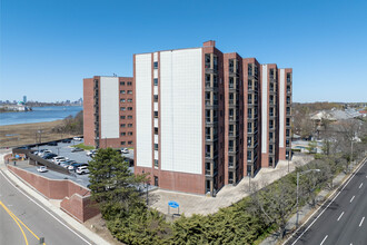 Seawinds Condomimiuns in Quincy, MA - Foto de edificio - Building Photo