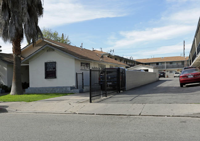 Maywood Apartment in Maywood, CA - Foto de edificio - Building Photo