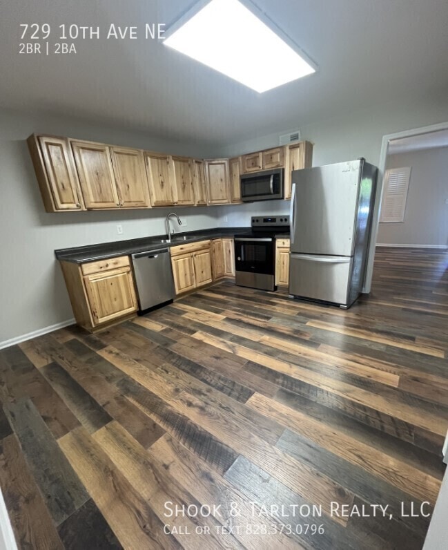 729 10th Ave NE in Hickory, NC - Foto de edificio - Building Photo