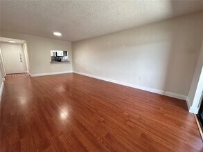 8875 Fontainebleau Blvd in Miami, FL - Building Photo - Building Photo