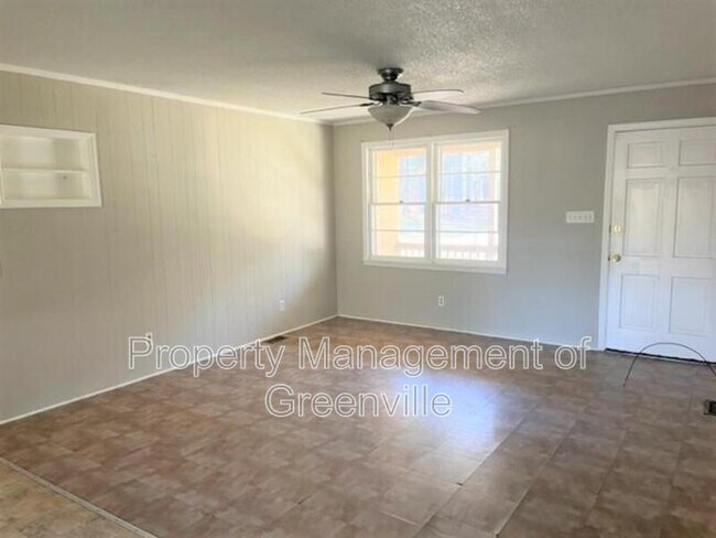 1071 Lightwood Knot Rd in Woodruff, SC - Foto de edificio - Building Photo