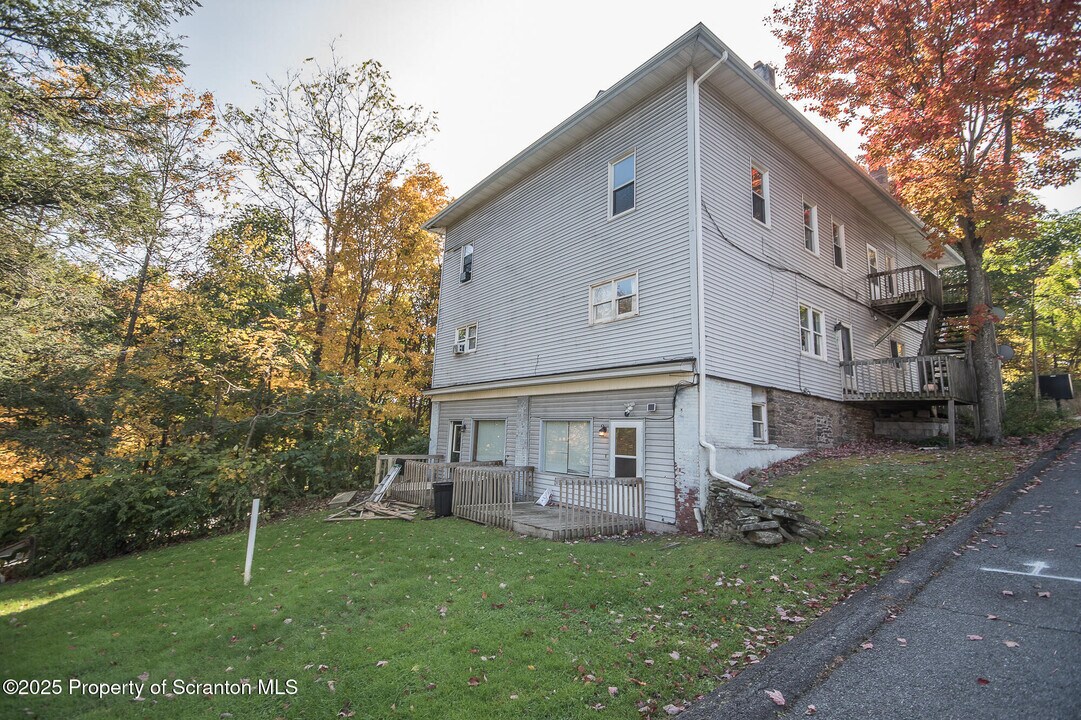 211 Grand Ave in Clarks Summit, PA - Building Photo
