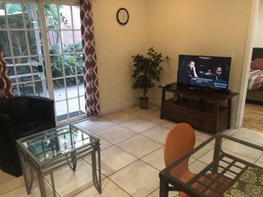 245 W Elm Ave, Unit #2 - Detached Home in Burbank, CA - Foto de edificio - Building Photo