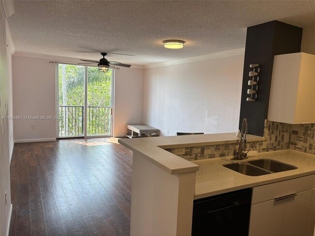1900 Van Buren St, Unit 320B in Hollywood, FL - Building Photo - Building Photo