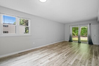 402 Twin Circle Dr in South Windsor, CT - Building Photo - Building Photo