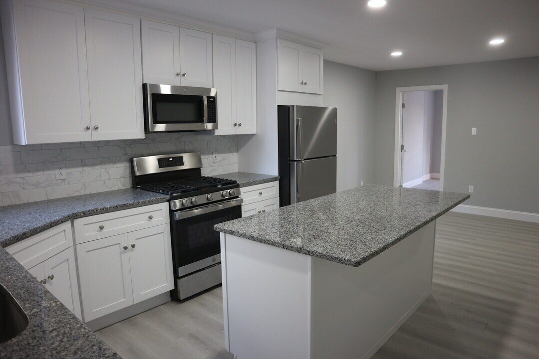 6064 Ridge Ave, Unit 3rd F Photo