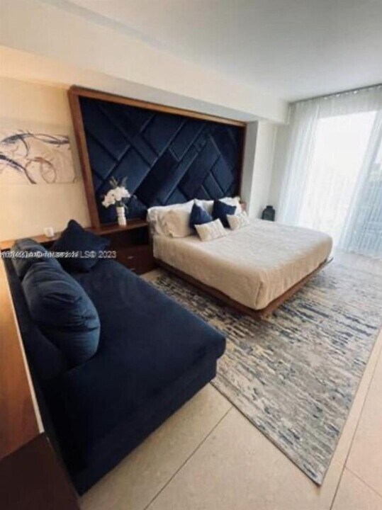 50 Biscayne Blvd in Miami, FL - Building Photo