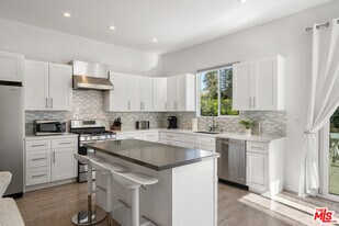 5202 Topeka Dr in Los Angeles, CA - Building Photo