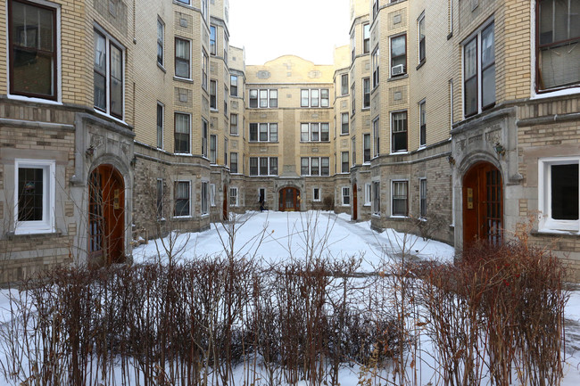 1810-1818 W Farwell Ave in Chicago, IL - Building Photo - Interior Photo