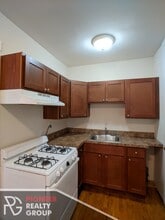 534 W Cornelia Ave, Unit 210 in Chicago, IL - Foto de edificio - Building Photo