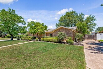 444 Baker Dr in Hurst, TX - Building Photo - Building Photo