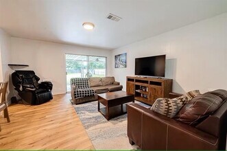 9654 Meadowland Dr in Houston, TX - Building Photo - Building Photo