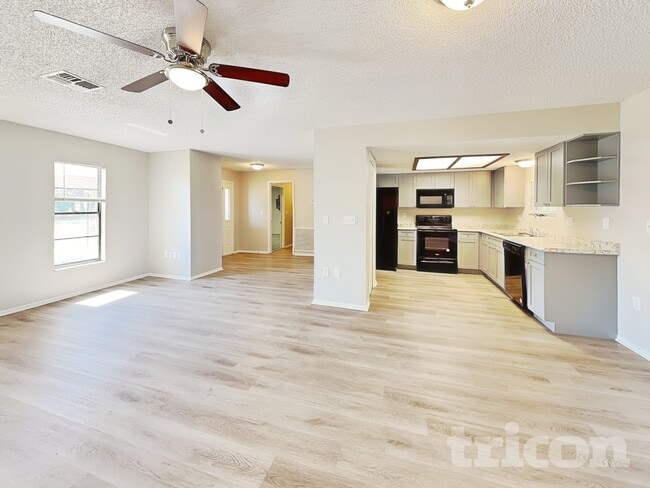 2001 Deborah Dr in Spring Hill, FL - Foto de edificio - Building Photo