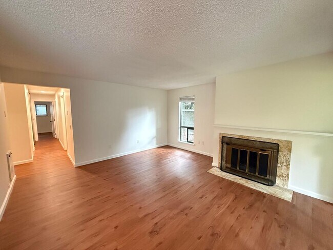 13735 15th Ave NE in Seattle, WA - Building Photo - Building Photo