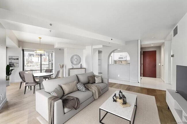 200 W Harbor Dr in San Diego, CA - Building Photo - Building Photo
