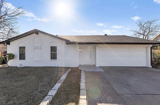 204 Pebblebrook St in Arlington, TX - Building Photo