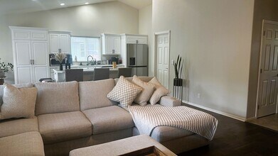 2409 SE Chinaberry Ave in Roseburg, OR - Building Photo - Building Photo