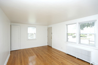 Warner Village Apartments in Hamilton, NJ - Building Photo - Interior Photo