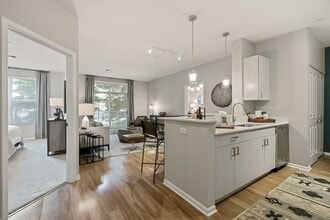 The Reserve at Evanston in Evanston, IL - Foto de edificio - Building Photo