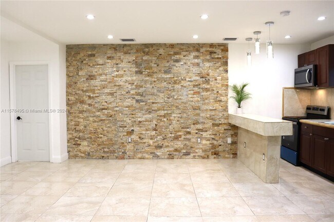 3261 NW 52nd St, Unit 1 in Miami, FL - Building Photo - Building Photo