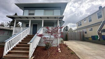 3910-3912-3912 SE 32nd Ave in Portland, OR - Building Photo