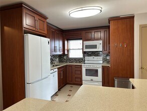 8 Miriam St in Valley Stream, NY - Building Photo - Building Photo