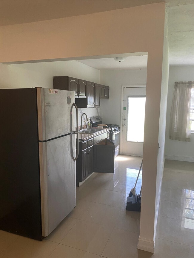 51 NE 204th St in Miami, FL - Building Photo - Building Photo