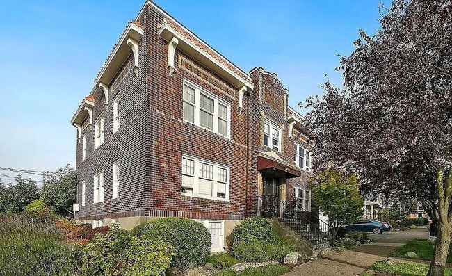 4255 Linden Ave N in Seattle, WA - Building Photo - Building Photo