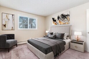 Westridge Estates B in Edmonton, AB - Building Photo