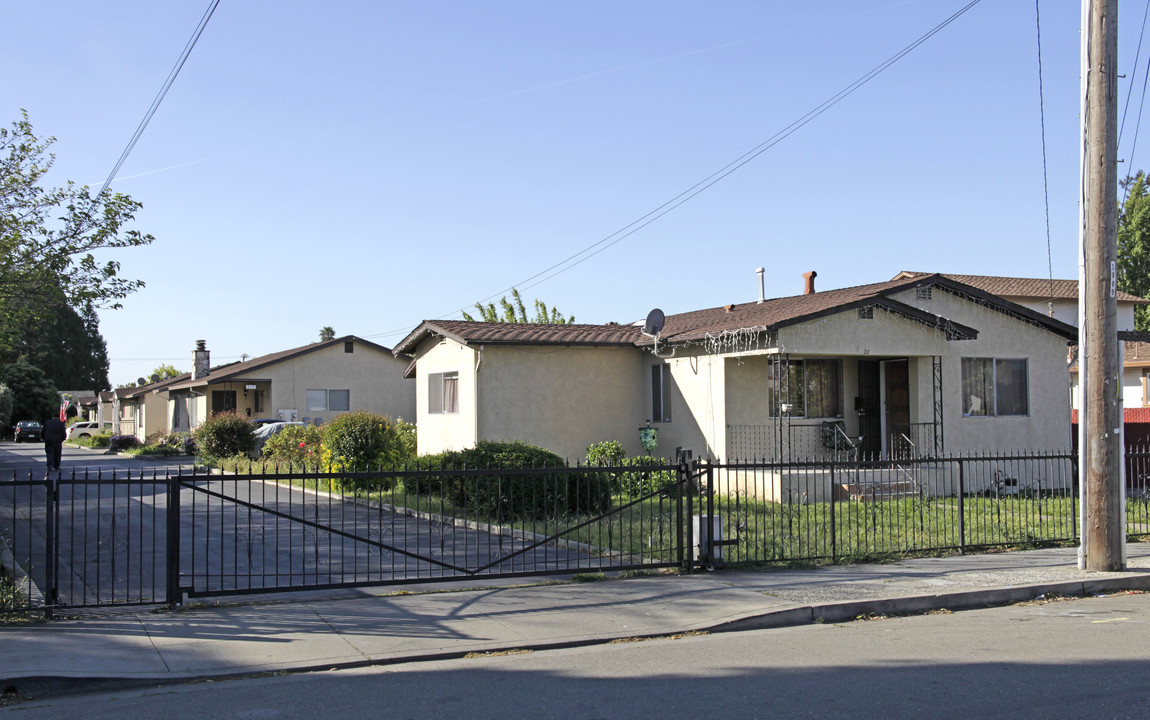 211-219 Alden Rd in Hayward, CA - Building Photo