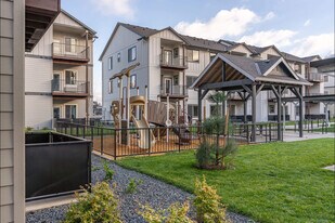 Woodburn Place Apartment Homes in Woodburn, OR - Building Photo