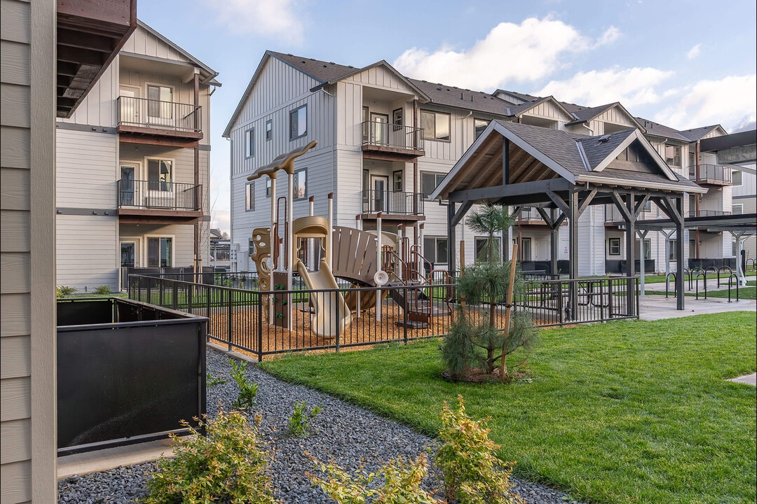 Woodburn Place Apartment Homes in Woodburn, OR - Foto de edificio