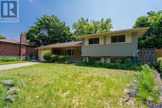 285 Thorncrest Dr in Waterloo, ON - Building Photo - Building Photo