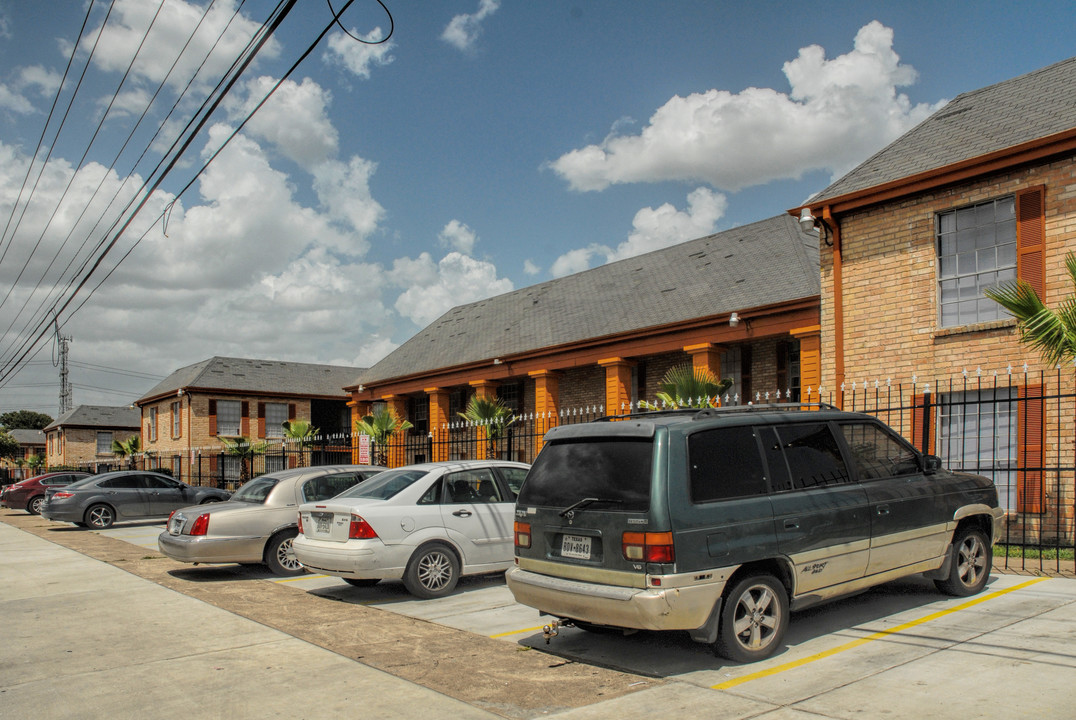 Bella Luna Apartments in Houston, TX - Building Photo