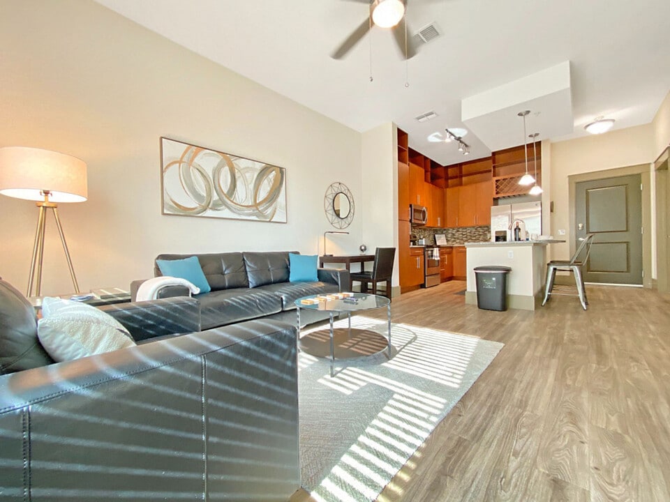 1701 N Lois Ave in Tampa, FL - Building Photo
