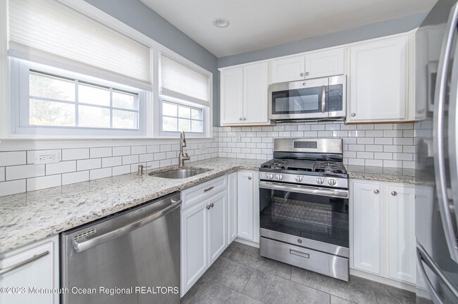 25 Duncan Way in Freehold, NJ - Foto de edificio - Building Photo